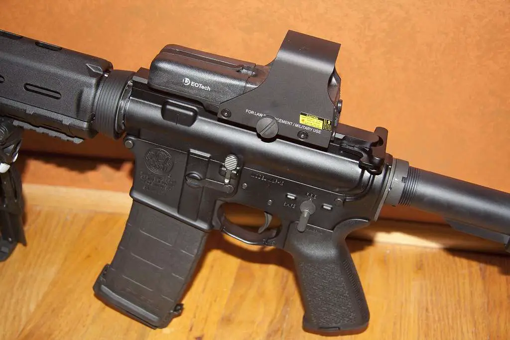 eotech-512-review-best-overall-holographic-sight-reload-your-gear